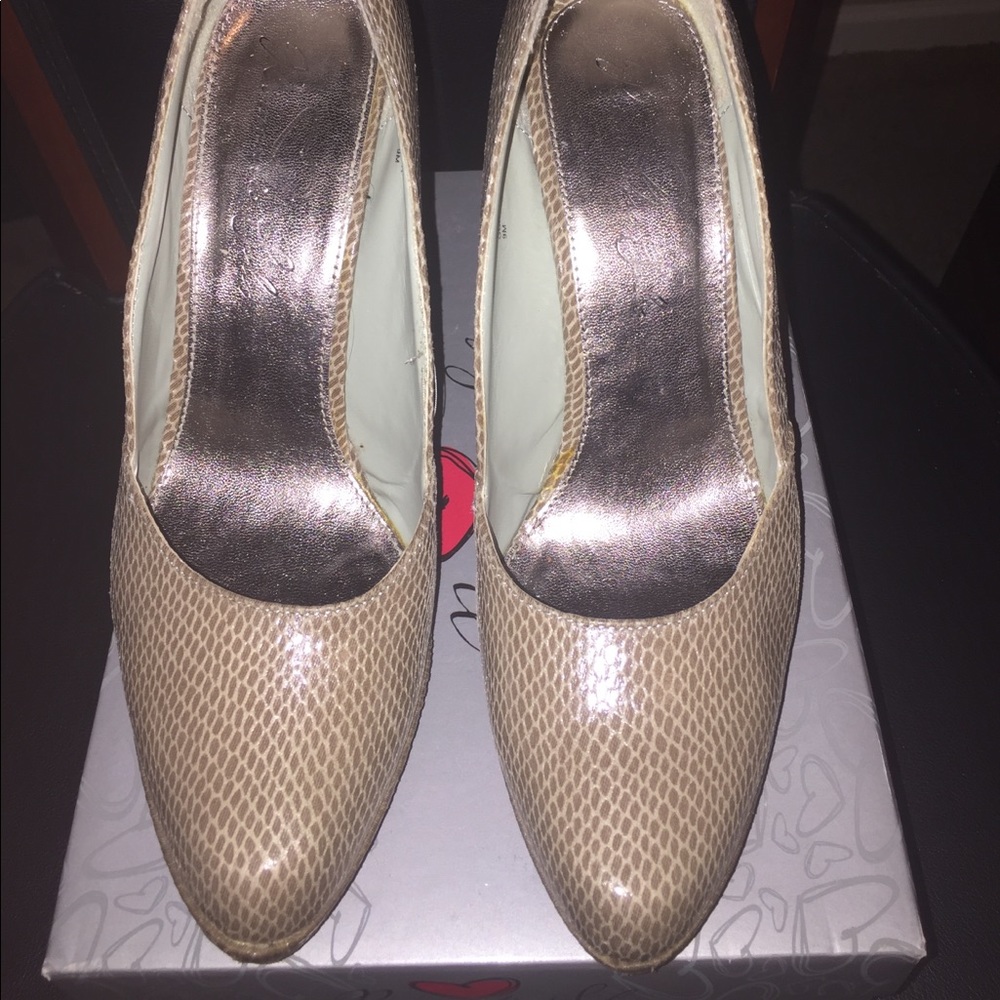 ⭐️⭐️⭐️Snake Skin Taupe 3 in Heels